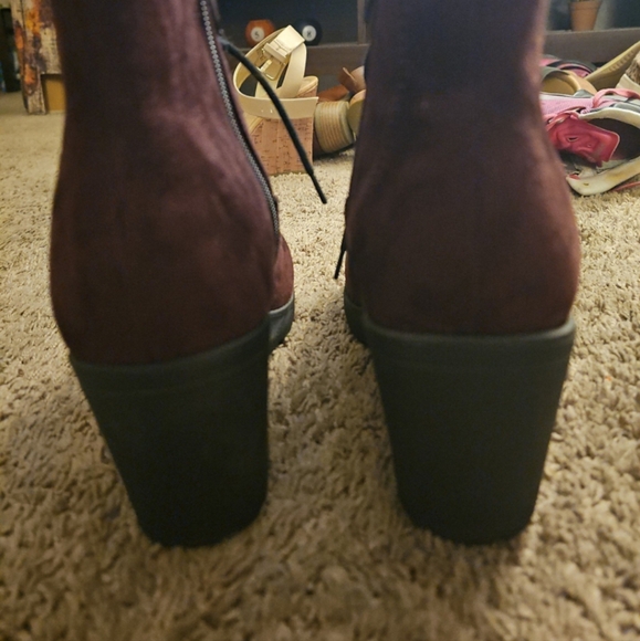 Womens size 10 burgandy ankle booties, faux suede upper - Picture 6 of 6